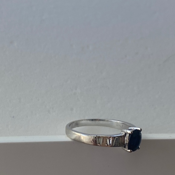 18K white gold sapphire and baguette ring. Will make a perfect engagement ring - Picture 7 of 9